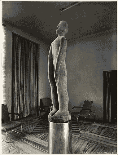 Image for V Triennale - Mostra dell'abitazione - Casa di campagna per uomo di studio di Luigi Moretti, Mario Paniconi, Giulio Pediconi, Mosè Tuffaroli Luciano e Igino Zanda - Statua di legno di Pericle Fazzini
