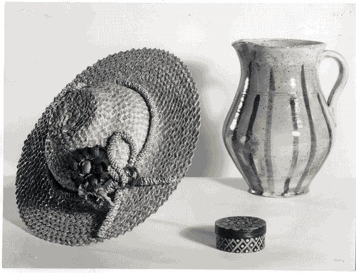 Image for XI Triennale - Mostra delle Produzioni popolari italiane - Scomparto del Trentino Alto Adige - Cappello in paglia, brocca in ceramica e scatola in legno dipinta a mano