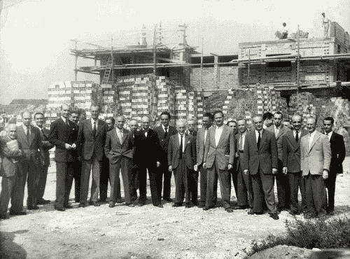 Image for VIII Triennale - Quartiere sperimentale della Triennale di Milano QT8 - Sopralluogo al cantiere - Foto di gruppo - Piero Bottoni