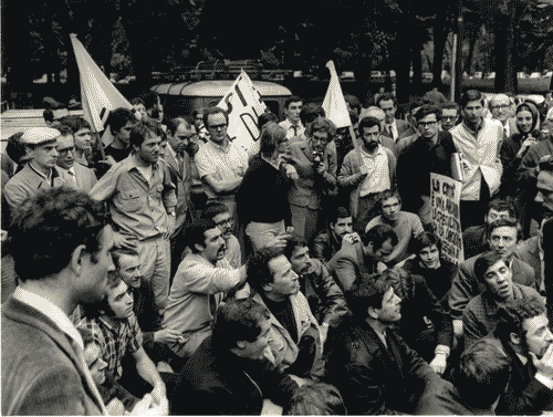 Image for XIV Triennale - Occupazione della Triennale - Manifestazione prima dell'occupazione davanti al Palazzo dell'Arte